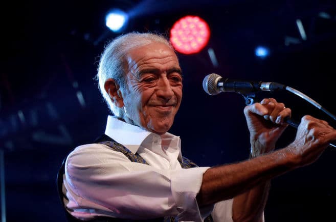 Adip Akbayram, el legendario cantante de música turca, falleció a los 75 años.