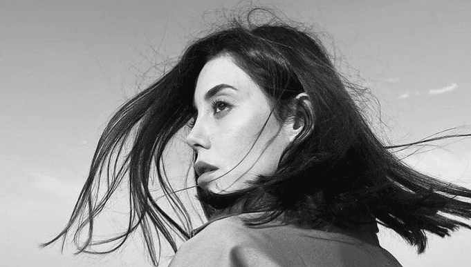 Biografía controvertida de Cansu Dere: del modelaje a una estrella duradera del cine y la televisión turca
