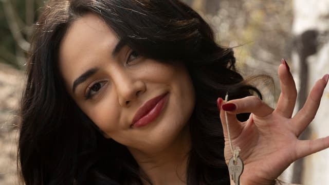 Ece Ronay’s First Appearance in Cinema with «Beğenilen Aşk»; A Tale of Fame vs. Love