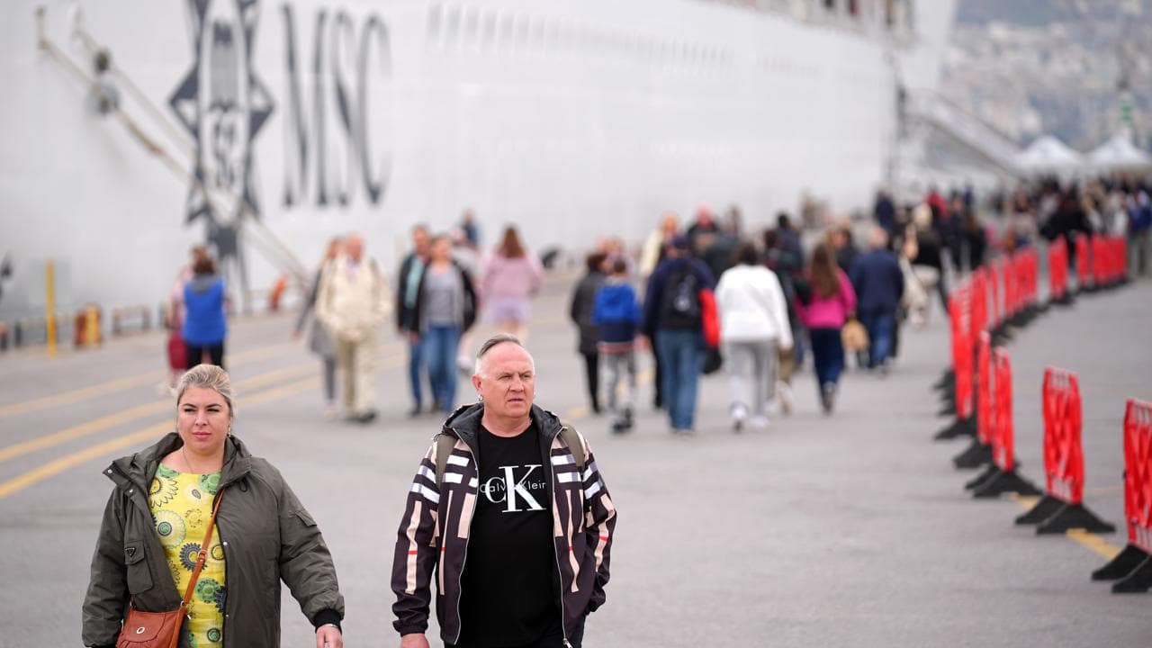 Thousands of Foreign Tourists Arrive in Izmir on Two Cruise Ships