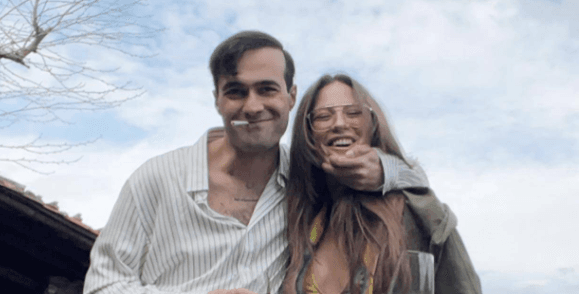 بلة رومانسية بين Mert Demir و Serenay Sarıkaya في مطار إسطنبول؛ رد حاسم على الشائعات