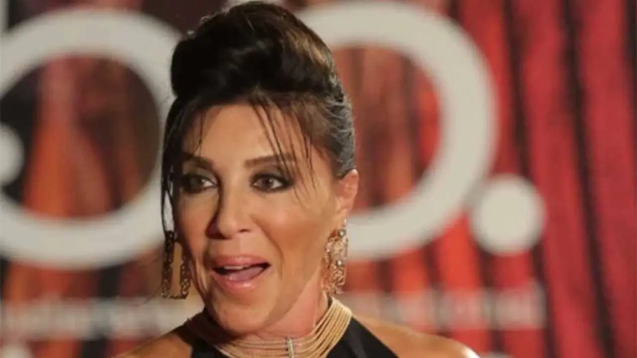 Nebahat Çehre deslumbra a los 81 con un aspecto juvenil en un desfile de moda