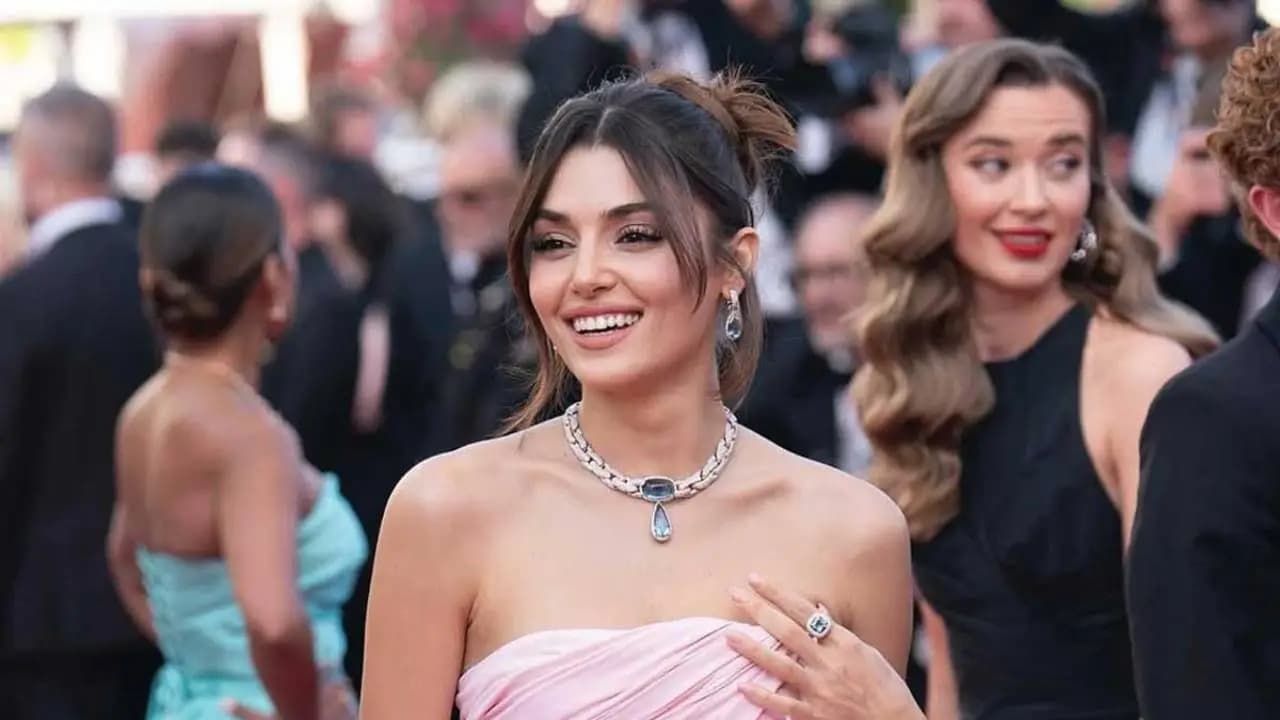 Hande Erçel deslumbra en el Festival de Cannes con un espectacular vestido rosa