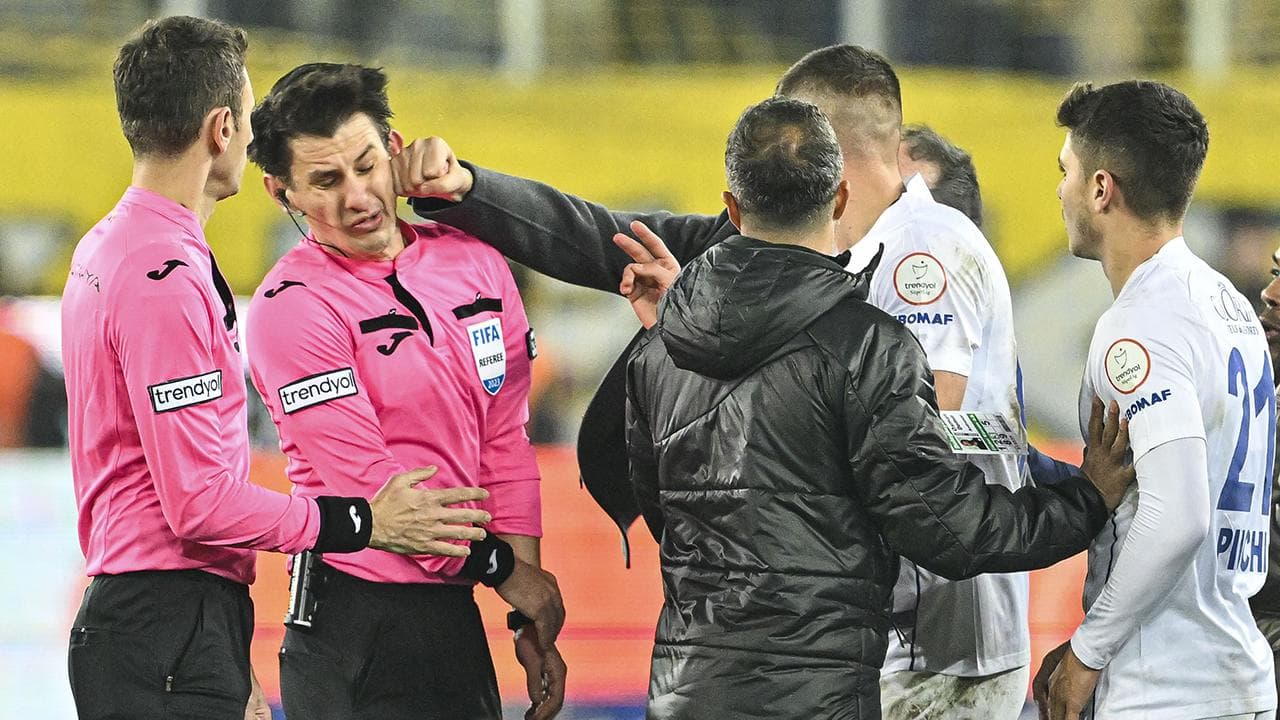 Attack on the referee of the Turkish Super League.