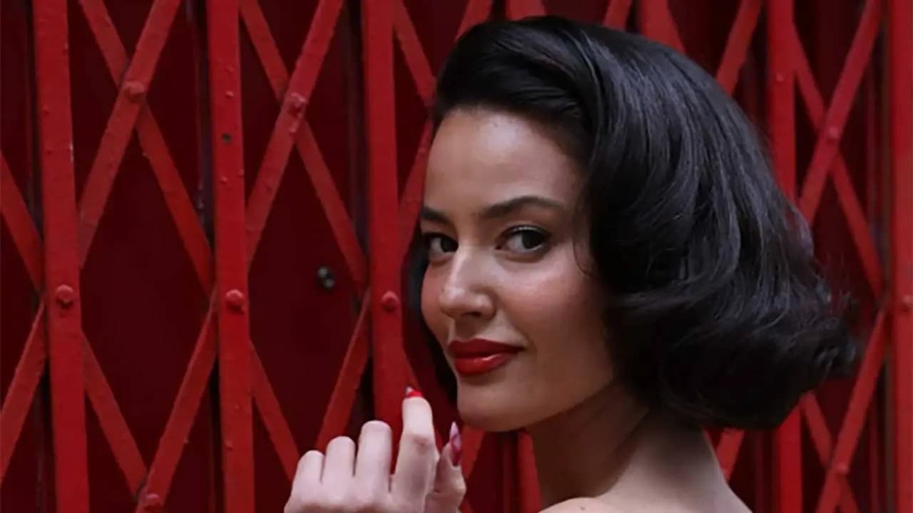 Report links Pelin Akil to her manager