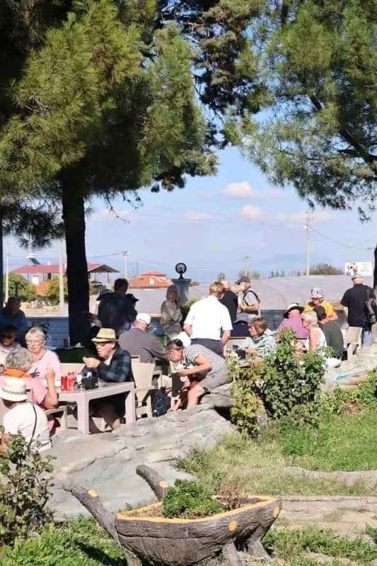 Turistas extranjeros disfrutan de la hospitalidad y la gastronomía turca en Pamukkale