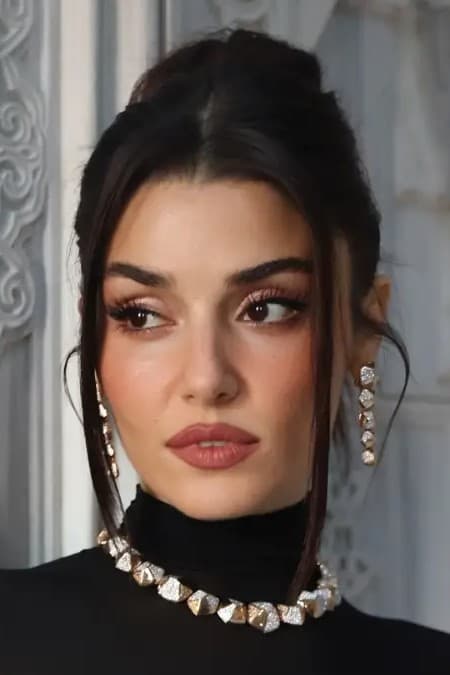 Críticas a Hande Erçel por su discurso en inglés y la respuesta de Pınar Altuğ