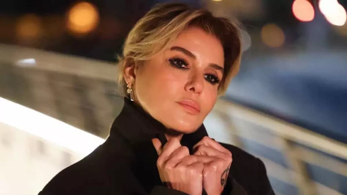 Gülben Ergen Stuns on Stage with a Bold and Elegant Outfit