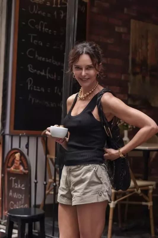 El look bajo la lluvia de Hande Ataizi en Şişli sorprende a todos