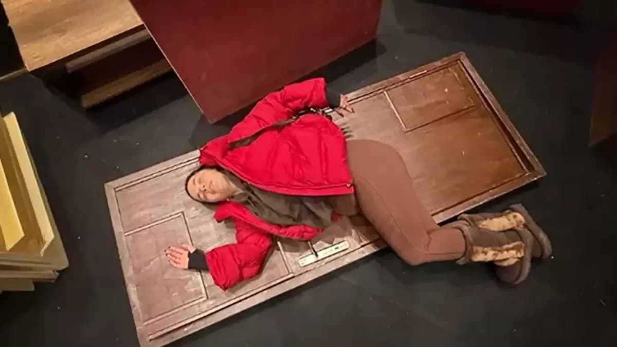 Aslı Bekiroğlu Injured on Stage as Set Door Falls During Sil Baştan Performance
