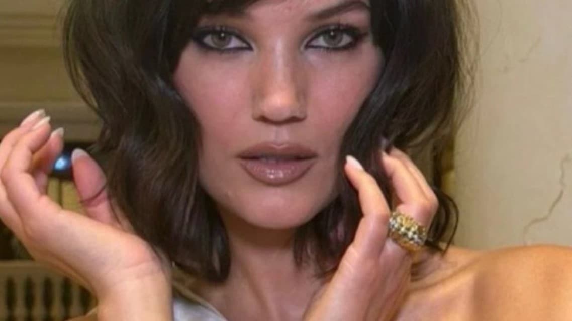 Pınar Deniz Shines with Her New Look at Joy Awards 2026