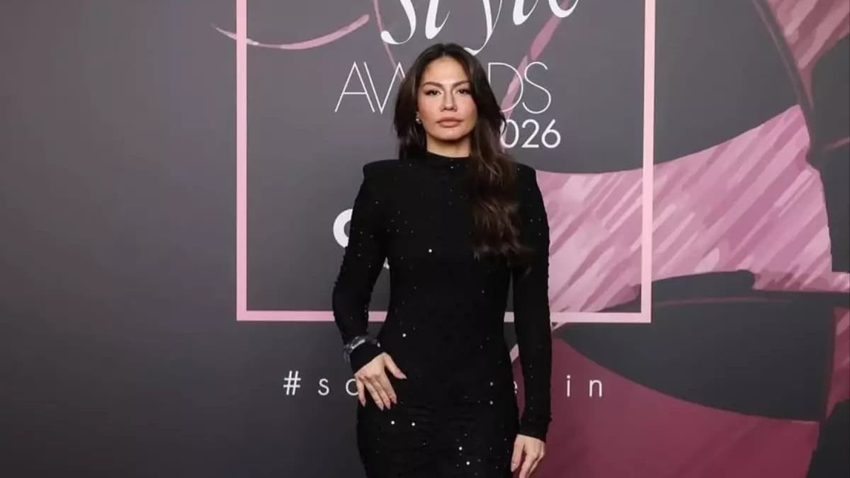 Demet Özdemir conquista con su elegancia en la serie Eşref Rüya