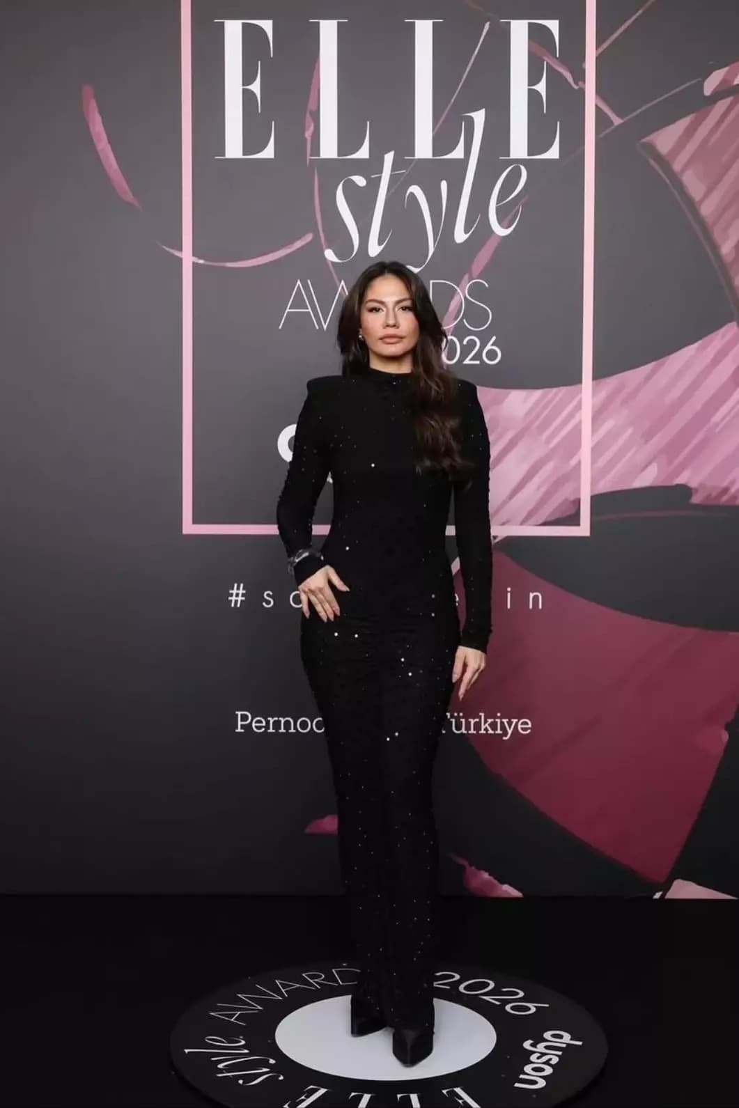 Demet Özdemir conquista con su elegancia en la serie Eşref Rüya