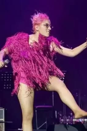 Kalben sorprende con un baile polémico y confesiones personales en el escenario