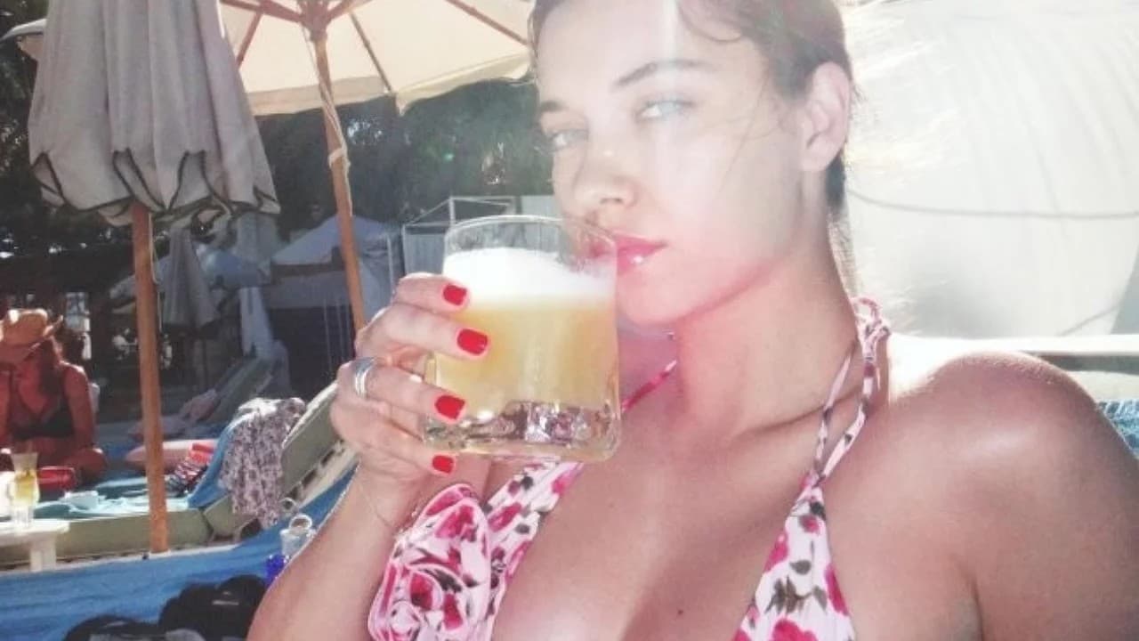 Afra Saracoglu Draws Attention with New Photos from Milan